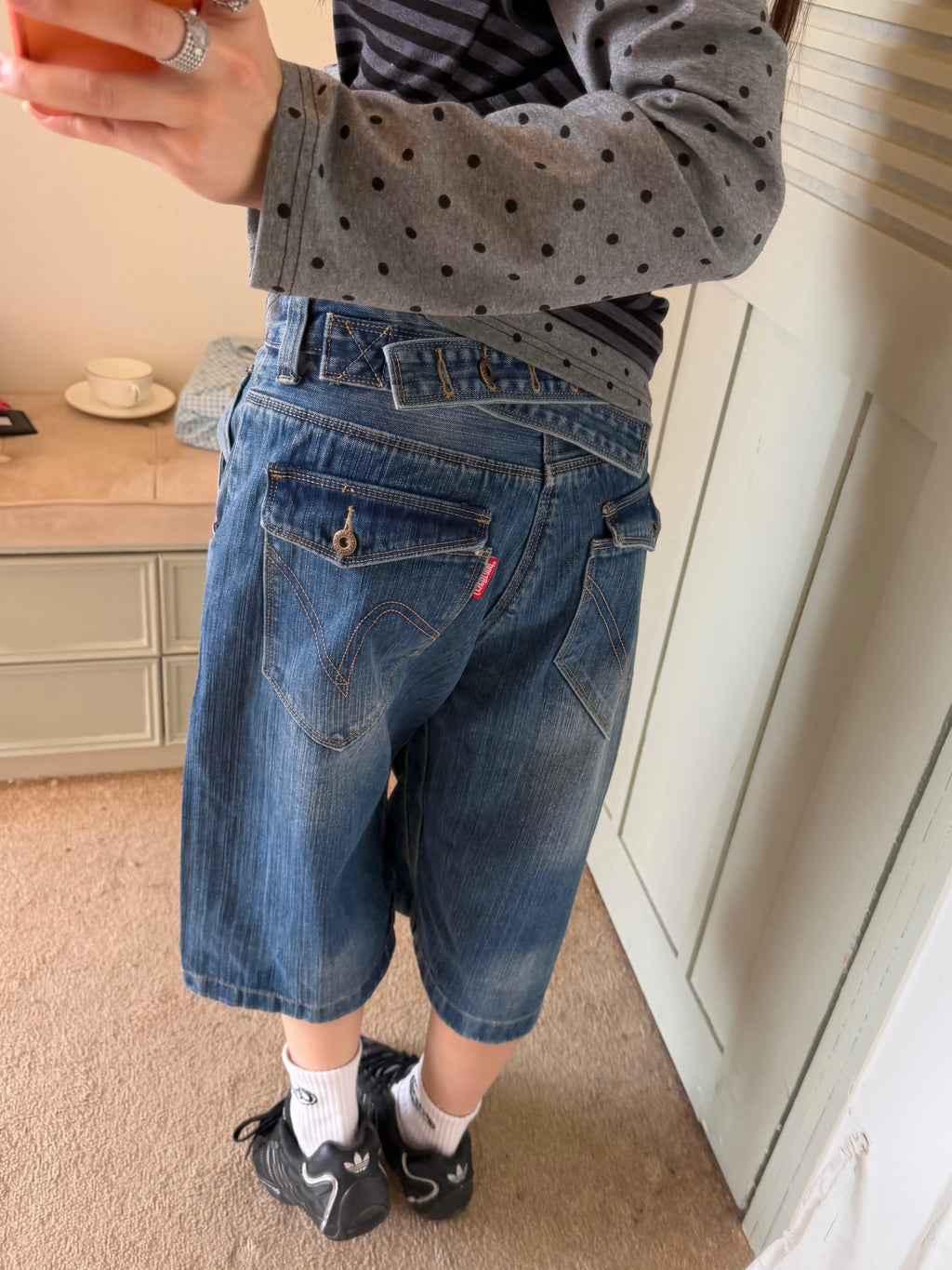 CCYE WASHED DISTRESSED CAPRI JEANS