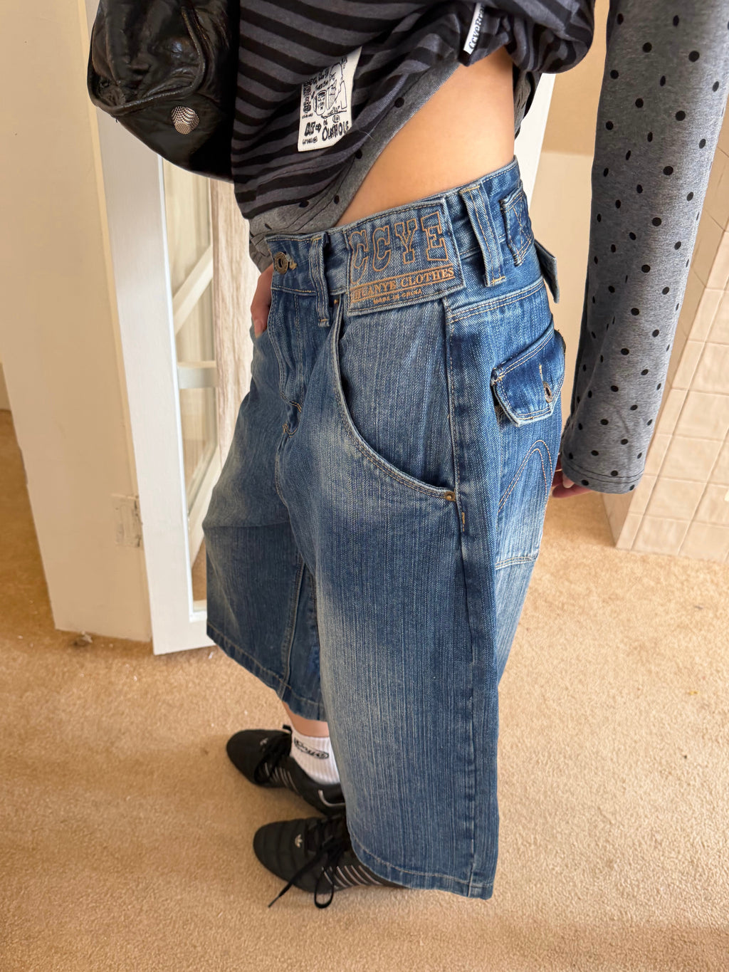 CCYE WASHED DISTRESSED CAPRI JEANS