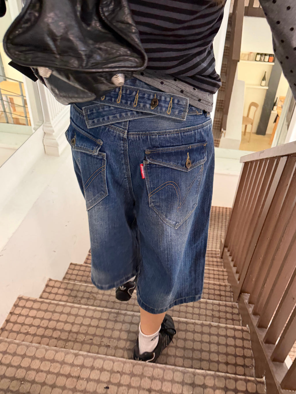 CCYE WASHED DISTRESSED CAPRI JEANS