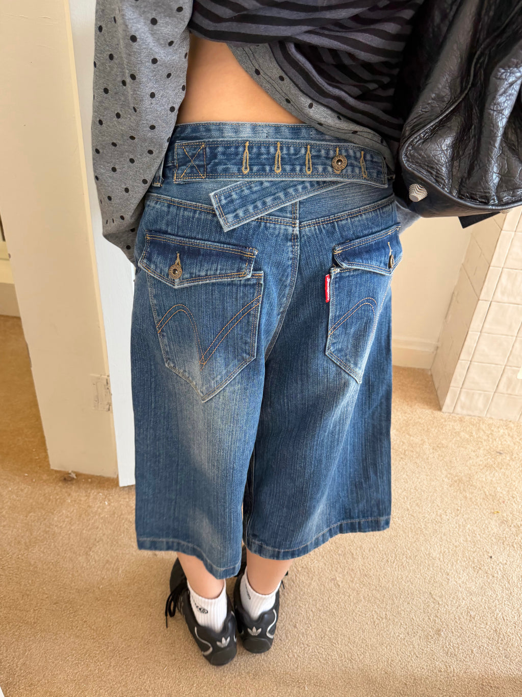 CCYE WASHED DISTRESSED CAPRI JEANS